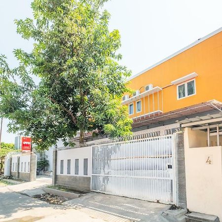 Oyo 863 Tenacity Guest House Syariah Cirebon Kültér fotó