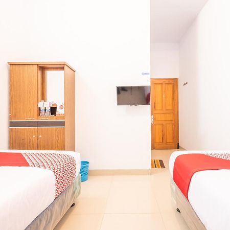 Oyo 863 Tenacity Guest House Syariah Cirebon Kültér fotó