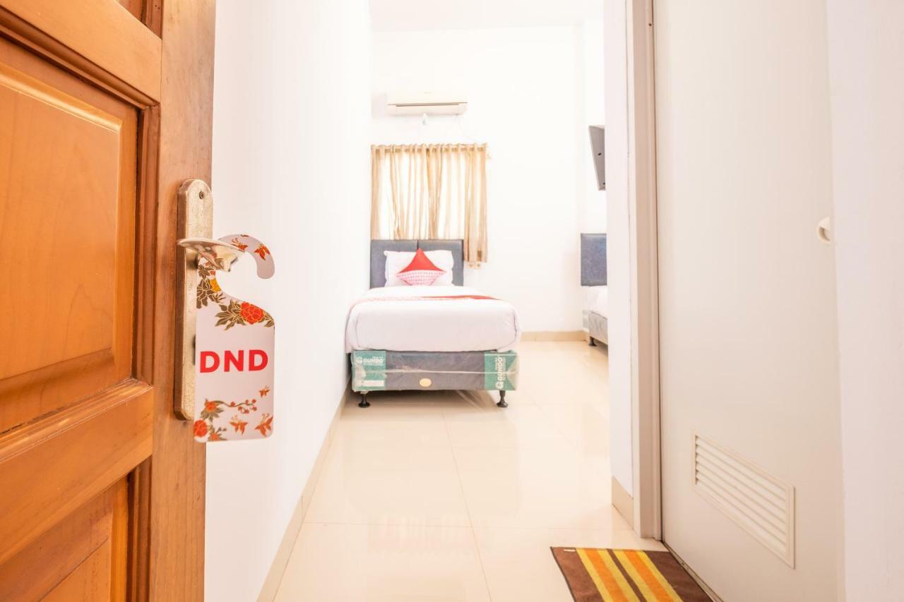 Oyo 863 Tenacity Guest House Syariah Cirebon Kültér fotó